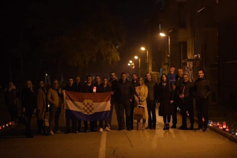 Vitežani sinoć paljenjem svijeća, odali počast Gradu heroju Vukovaru