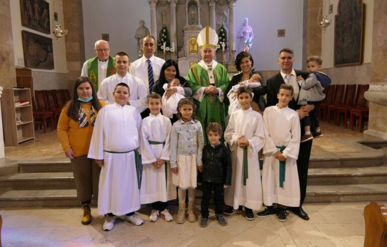 Nadbiskup Barišić krstio sedmo dijete u obitelji Ajduk i četvrto dijete u obitelji Šutalo