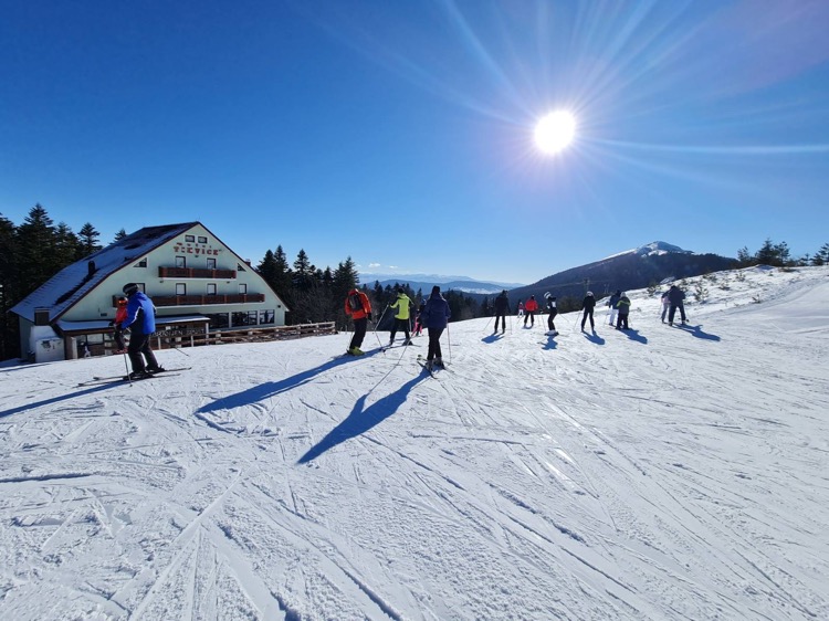 FOTOGALERIJA/VIDEO Adria Ski Kupres: I ovaj vikend na Kupresu veliki broj skijaša, među njima i Ivica Kostelić