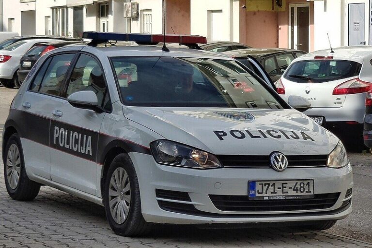 Samo u BiH: Uhvatio migranta u provali stavio ga u gepek automobila, pa ga policija zaustavila